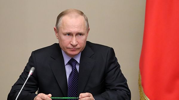 Путин подписал законы о борьбе с фейками и оскорблением государства