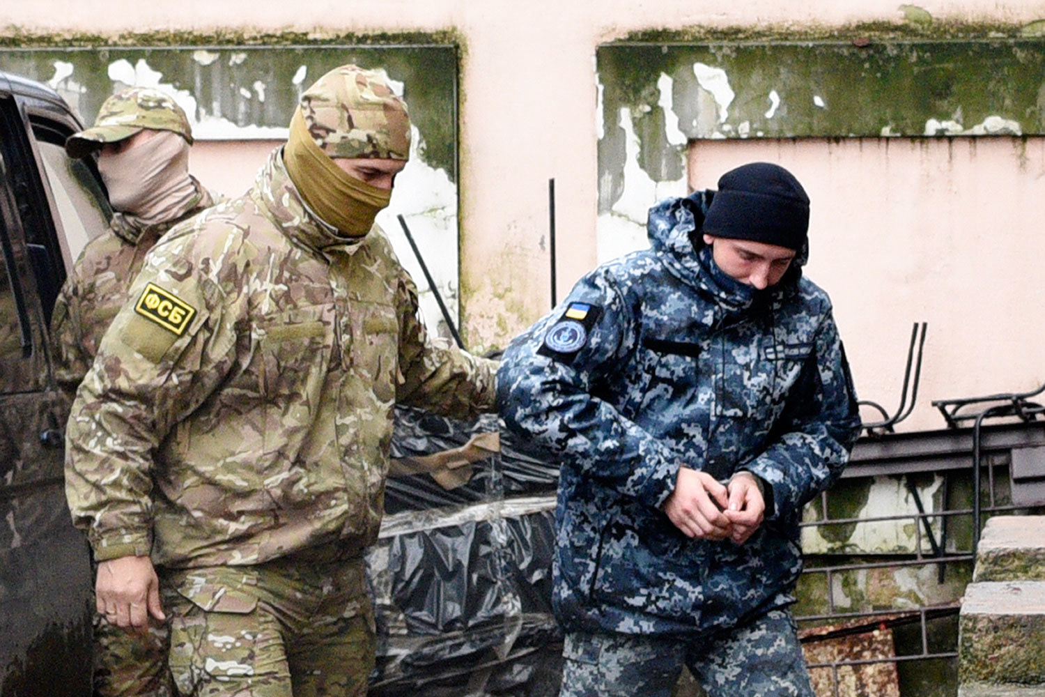 Кремль подтвердил неизменность позиции по украинским морякам