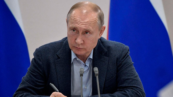 Путин поручил улучшить защиту детей от вредной информации