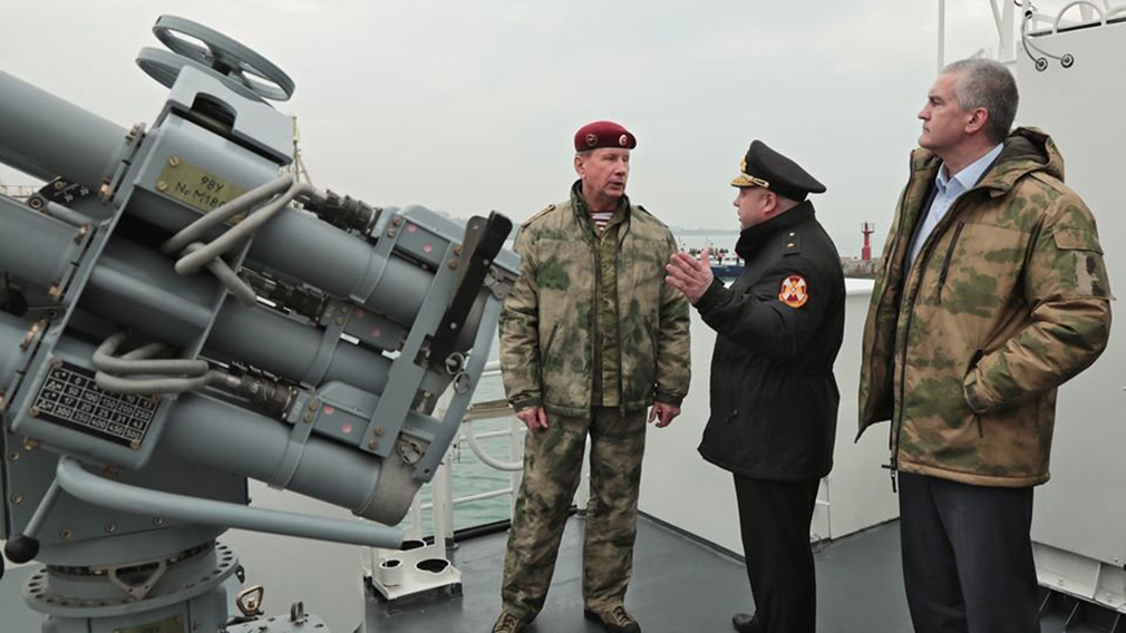 Глава Росгвардии проверил бригаду, охраняющую Крымский мост