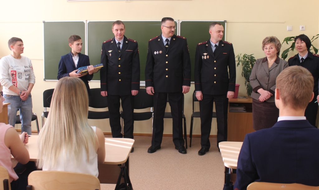 Школьника в Иркутске наградили за спасение девочки