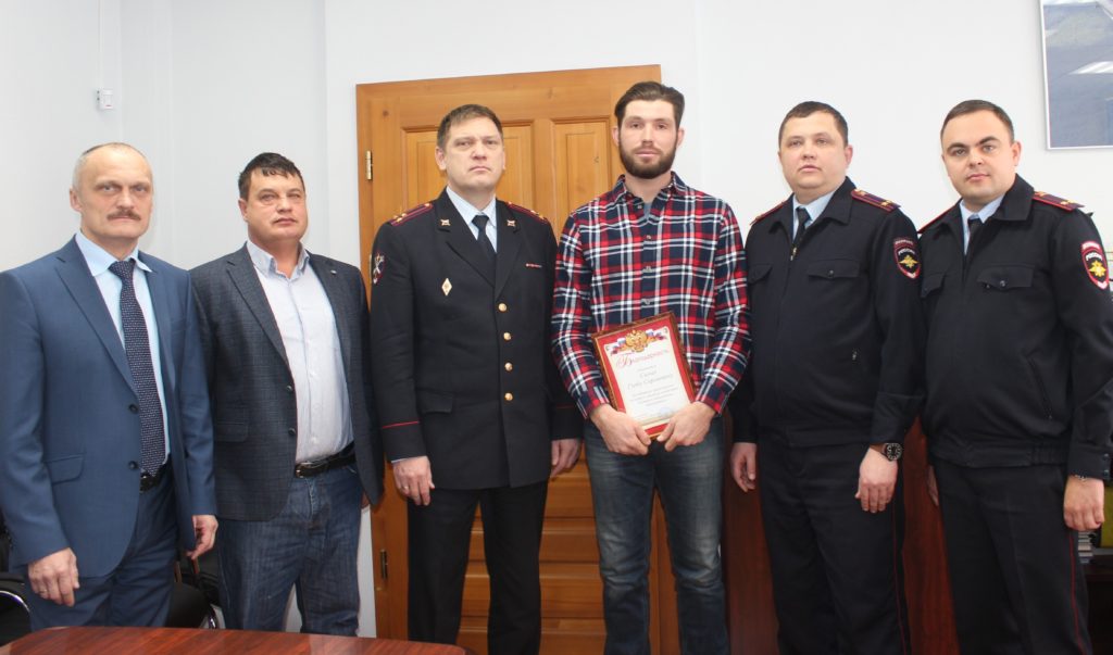 Школьника в Иркутске наградили за спасение девочки