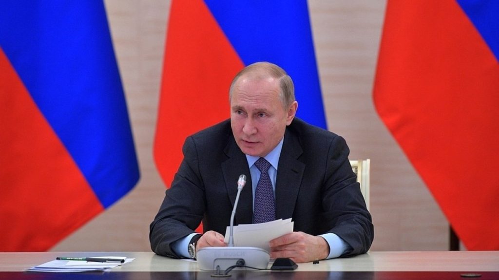 Путин призвал МВД работать над укреплением доверия общества к полиции
